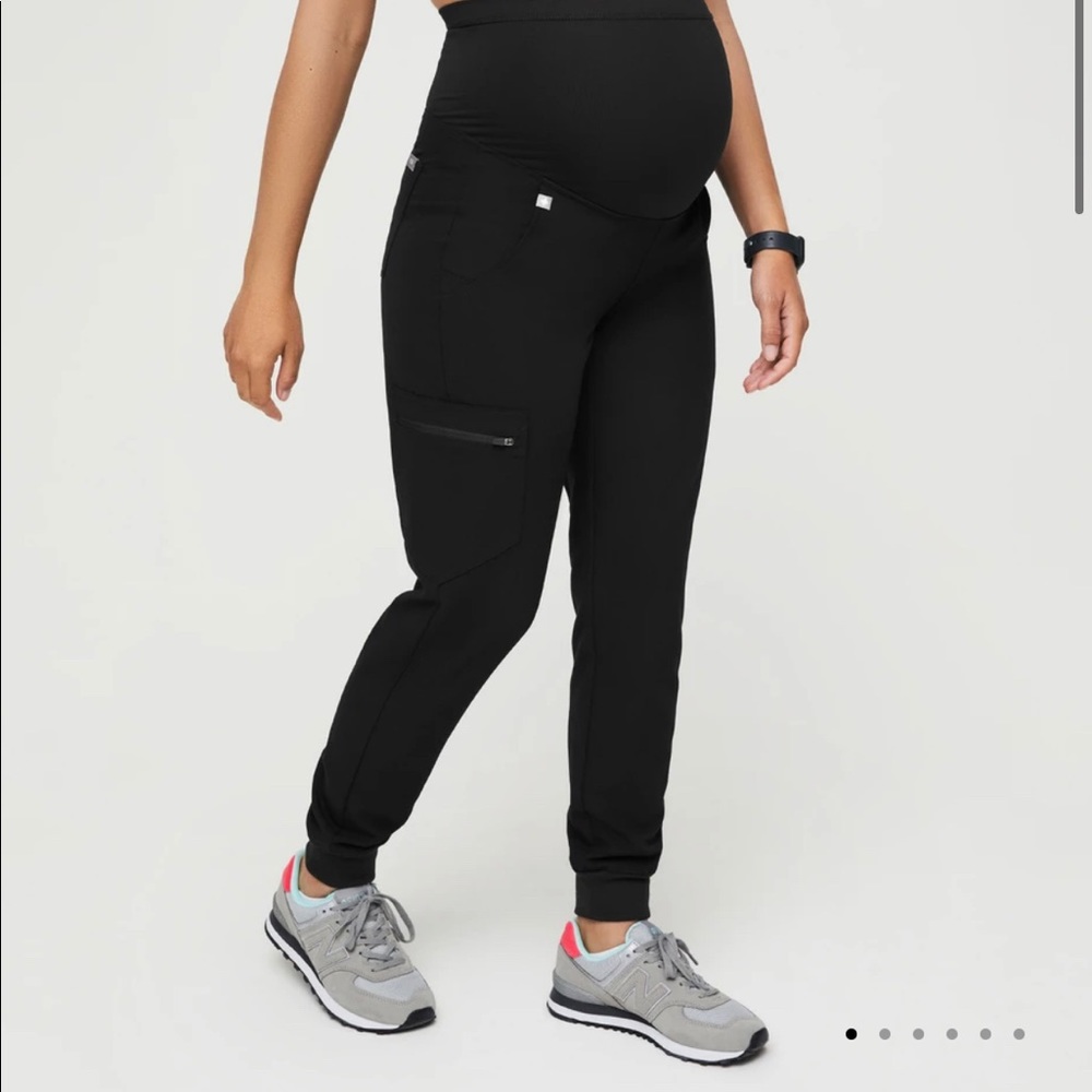 FIGS Zamora Maternity Jogger scrub pants!